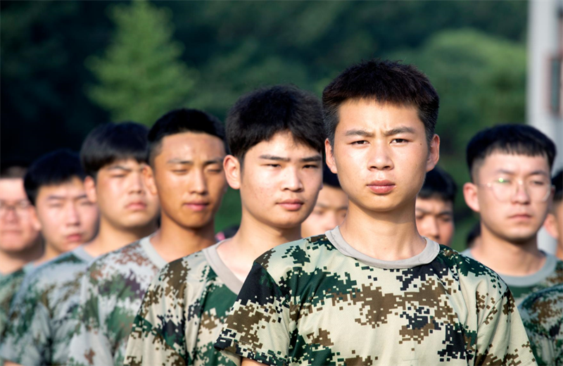 2021年7月6日，豪门国际北京集团百名应届大学生褪下便服换上军装，在训练场上接受为期2天的军训，享受入职前的第一份美好记忆。